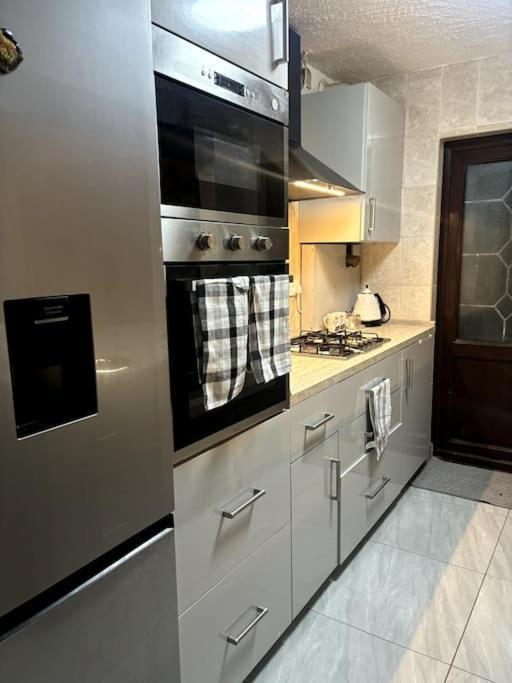Charming And Cosy London Home, Garden, Parking & Family Fun Mitcham Dış mekan fotoğraf