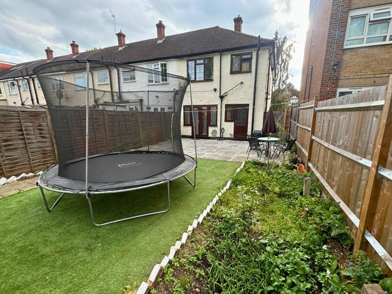 Charming And Cosy London Home, Garden, Parking & Family Fun Mitcham Dış mekan fotoğraf
