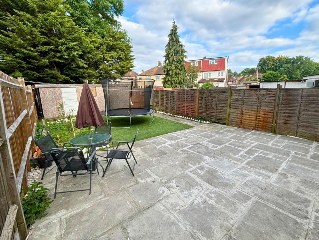 Charming And Cosy London Home, Garden, Parking & Family Fun Mitcham Dış mekan fotoğraf